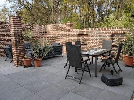 Outdoor dining. Ruhiges Ferienhaus mit gemütlicher Terrasse by Interhome