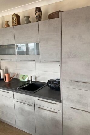 Een koelkast, een microgolfoven, een oven, een vaatwasser