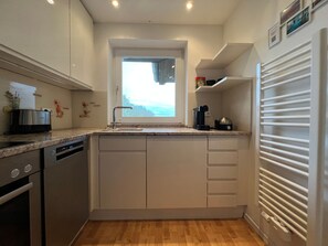 Fridge, microwave, oven, dishwasher - Appartement mit Privater Sauna und Meerblick by Interhome (Bannesdorf)