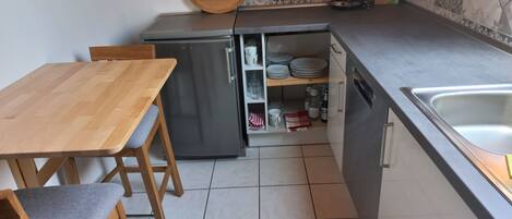 Refrigerador, horno, lavavajillas y utensilios de cocina