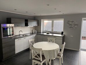 Fridge, oven, dishwasher, cookware/dishes/utensils - in ruhiger Lage mit großem Balkon by Interhome (Bannesdorf)