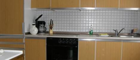 Refrigerador, microondas, horno y utensilios de cocina