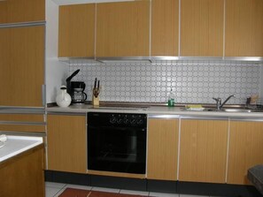 Fridge, microwave, oven, cookware/dishes/utensils - 3 Zimmer- Appartement Hildegard by Interhome (Usingen)