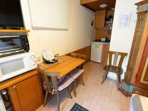 Réfrigérateur, micro-ondes, batterie de cuisine, vaisselle et ustensiles