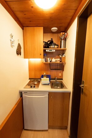 Réfrigérateur, micro-ondes, batterie de cuisine, vaisselle et ustensiles