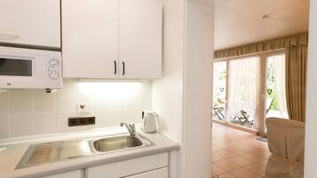 Kühlschrank, Geschirrspüler, Kochgeschirr/Geschirr/Besteck