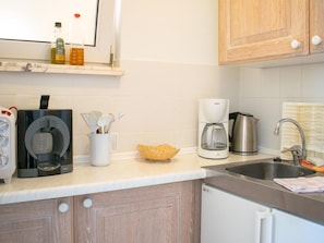 Kühlschrank, Mikrowelle, Ofen, Geschirrspüler
