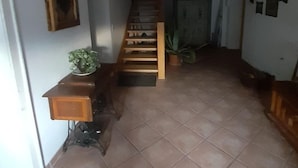 En trappe fører op til en repos med flisegulv og en træbænk.