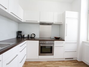 Fridge, microwave, oven, dishwasher - Sonnige Wohnung by Interhome (Vienna)