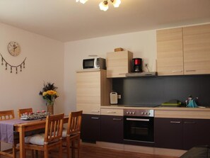 Refrigerador, microondas, horno y utensilios de cocina