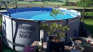 Ein oberirdischer Pool mit Blick auf eine ländliche Landschaft.