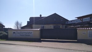A building with a sign that reads "Tischlermeister Rainer Saupe." - Ferien- und Monteurwohnung Nepperwitz Süd by Interhome (Bennewitz)