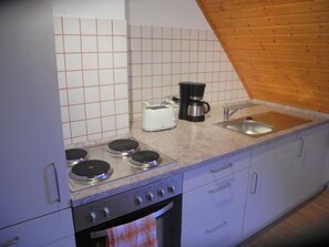 Fridge, oven, cookware/dishes/utensils - Kleine, gemütliche Ferienwohnung im Erholungsort by Interhome (Georgenthal)