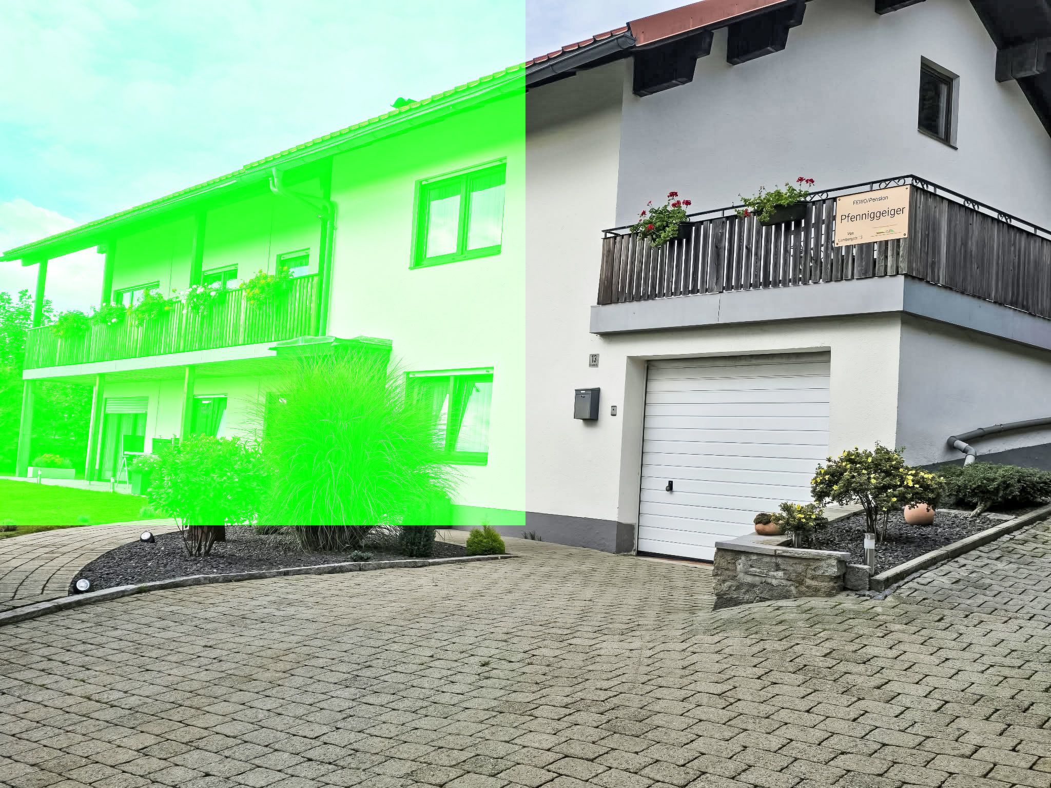 Un immeuble de deux étages avec une façade blanche, un balcon doté d’une balustrade en bois et une enseigne indiquant qu’il s’agit d’une pension.