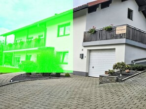 Un immeuble de deux étages avec une façade blanche, un balcon doté d’une balustrade en bois et une enseigne indiquant qu’il s’agit d’une pension.