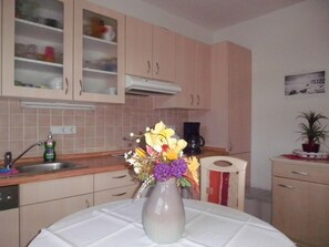 ثلاجة، ميكروويف، فرن، غسالة أطباق