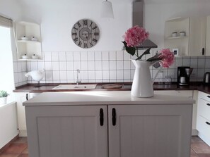 Geladeira, fogão, lava-louças, talheres/pratos/utensílios de cozinha