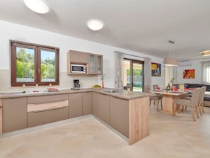 Fridge, microwave, oven, dishwasher - Villa Giovanna Porec by Interhome (Dracevac)