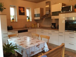 Fridge, microwave, oven, dishwasher - in Neustrelitz mit Garten und Grill by Interhome (Neustrelitz)