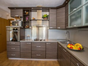 Fridge, microwave, oven, dishwasher - Andre Wohnung mit Pool by Interhome (Dracevac)