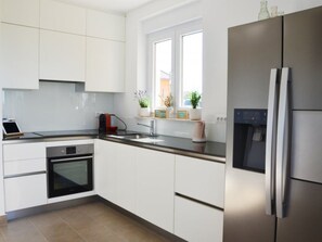 Fridge, oven, dishwasher, cookware/dishes/utensils - mit Blick auf das Wasser by Interhome (Poreč/Nova Vas)
