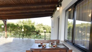 Outdoor dining - Zweizimmerwohnung mit großer Terrasse in Grupija by Interhome (Umag/Savudrija)