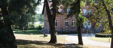 المنشأة من الخارج