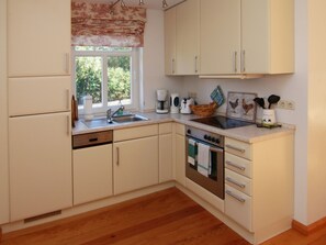 Fridge, oven, dishwasher, cookware/dishes/utensils - in Göhren mit Eigener Terrasse by Interhome (Barnin)