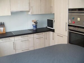 Réfrigérateur, micro-ondes, four, lave-vaisselle