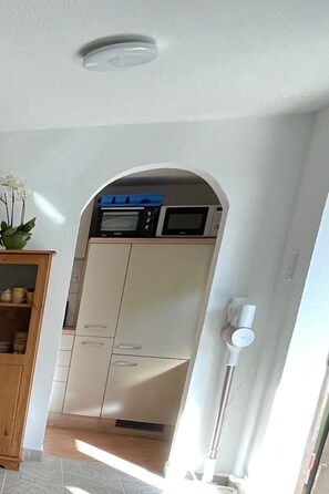 Fridge, microwave, oven, cookware/dishes/utensils - Bungalow Klein Pritz by Interhome (Hohen Pritz)