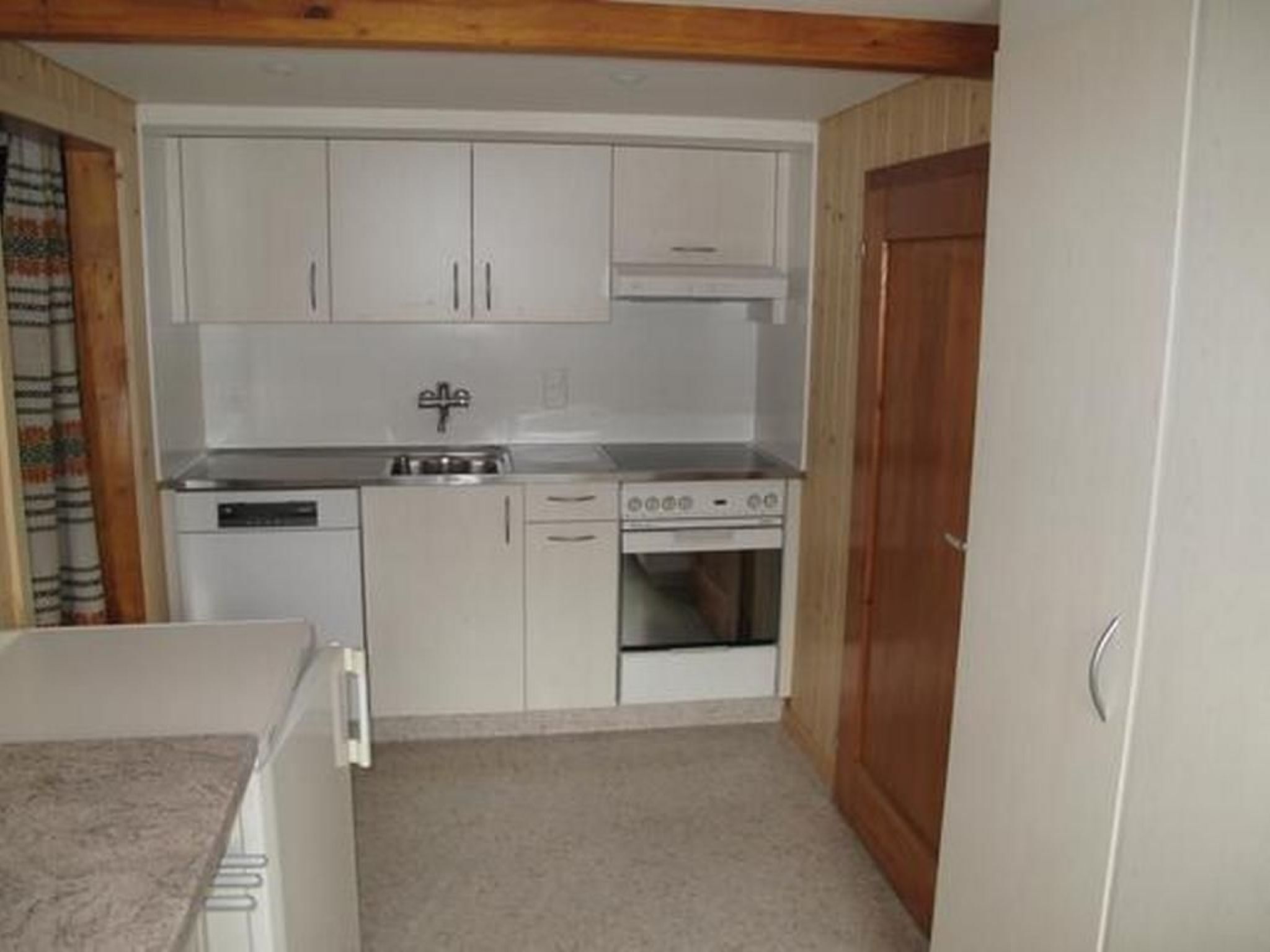 Fridge, oven, dishwasher, cookware/dishes/utensils