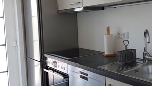 Kjøleskap, mikrobølgeovn, oppvaskmaskin og kjøkkenutstyr
