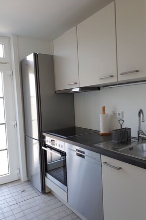 Jääkaappi, mikroaaltouuni, astianpesukone