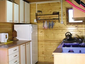 Refrigerador, microondas, horno y utensilios de cocina 