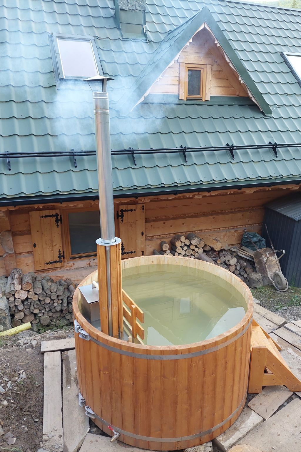 Outdoor spa tub