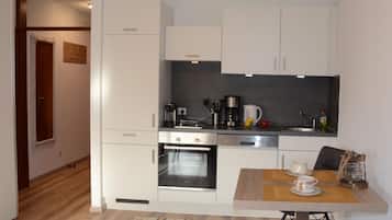 Kühlschrank, Ofen, Geschirrspüler, Kochgeschirr/Geschirr/Besteck