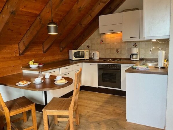 冷蔵庫、電子レンジ、オーブン、調理器具と食器