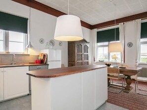 Jääkaappi, uuni, astianpesukone, keittoastiat/astiat/ruokailuvälineet