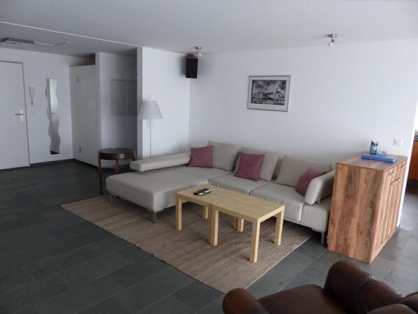 TV, caminetto, lettore DVD