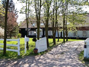 Exterior - Landgut mit Blick auf das Wasser by Interhome (Loxstedt)