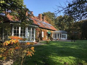 Exterior - Landgut mit Blick auf das Wasser by Interhome (Loxstedt)