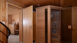 Un intérieur en bois comprenant un meuble en bois, une chaise et un bureau avec une lampe.