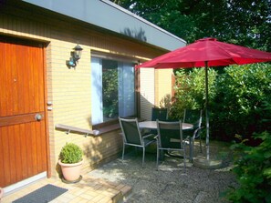 Outdoor dining - Zentrale Ferienwohnung mit Terrasse by Interhome (Schiffdorf)