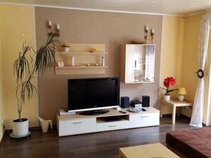 TV - Zentrale Ferienwohnung mit Terrasse by Interhome (Schiffdorf)