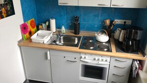 Una cucina con lavello, fornello e diversi elettrodomestici.