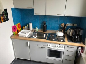Fridge, oven, cookware/dishes/utensils - Wohnung in Gießelrade mit Großem Garten by Interhome (Ahrensbök)