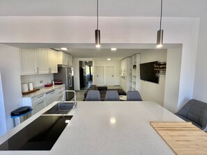 Kühlschrank, Mikrowelle, Ofen, Geschirrspüler