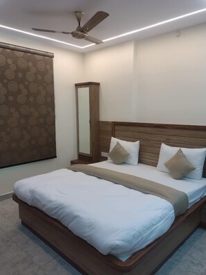 Rollaway beds, free WiFi, bed sheets - Shehnai Home's (Mohanlalganj)