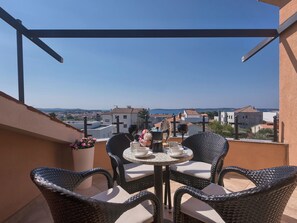 Outdoor dining - Geräumige Ferienwohnung für vier Personen mit Balkon und Meerblick by Interhome (Fažana)