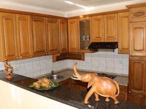Kühlschrank, Mikrowelle, Ofen, Geschirrspüler